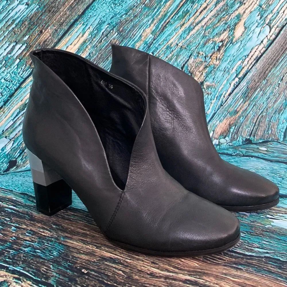 * Antelope Black leather abstract booties